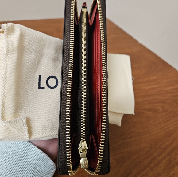 LOUIS VUITTON ZIPPERED WALLET - Picture 9 of 14